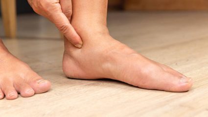 Inflammation: दीर्घकाळ टिकणाऱ्या सुजेमुळे हैराण झाला आहात? मग आहारात करा ‘या’ सुपरफूड्सचा समावेश