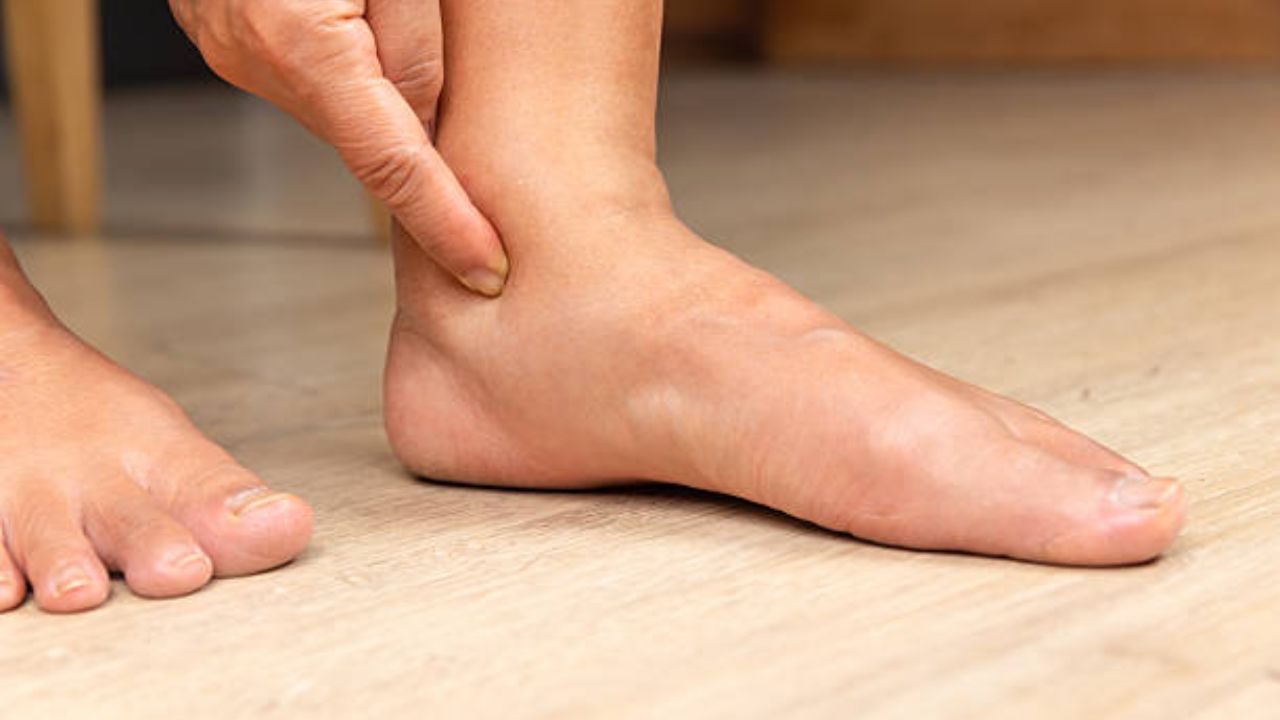 Inflammation: दीर्घकाळ टिकणाऱ्या सुजेमुळे हैराण झाला आहात? मग आहारात करा ‘या’ सुपरफूड्सचा समावेश