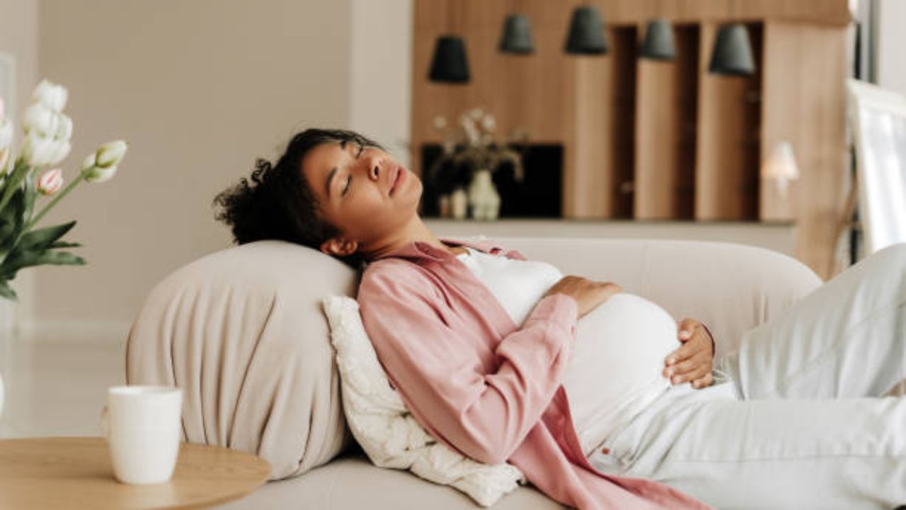 Pregnancy Tips: डिलीव्हरीचे दिवस जवळ आले अन् झोप झाली कमी; गर्भावस्थेच्या शेवटच्या टप्प्यात ‘या’ कारणांमुळे वाढतो त्रास