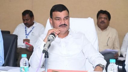 Maharashtra Drought: कृषिमंत्री थेट बांधावर; सोयाबीन नुकसानीची केली पाहणी, लवकरच…
