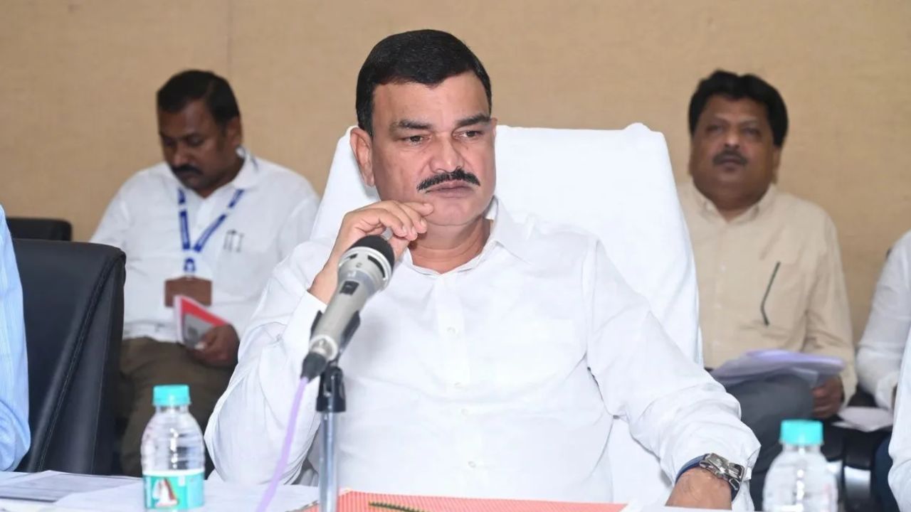 Maharashtra Drought: कृषिमंत्री थेट बांधावर; सोयाबीन नुकसानीची केली पाहणी, लवकरच…