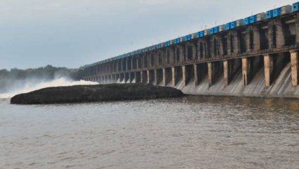Amravati News: ‘धापेवाडा’तून २७०० क्युमेक्स विसर्ग! पुजारीटोला धरणाचे ८ दरवाजे उघडले; प्रशासनाचा सतर्कतेचा इशारा