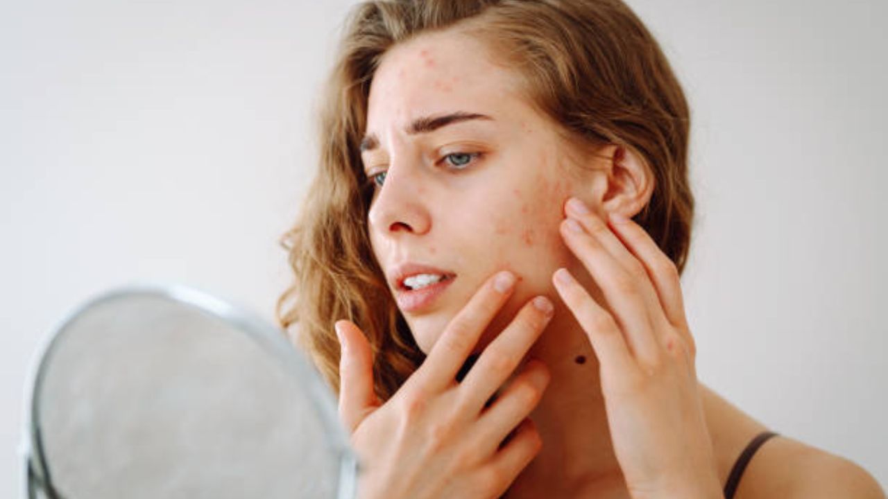 Skin Care Tips: चेहऱ्यावरील वांग आणि काळ्या डागांमुळे हैराण झाला आहात? ‘या’ पद्धतीने करा तुरटीचा वापर, चेहऱ्यावर येईल ग्लो