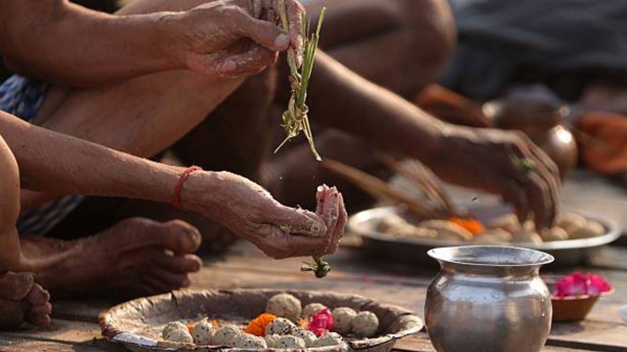 Pitru Paksh 2026: पितृपक्षातील नैवेद्याच्या पानात आवर्जून ठेवा ‘हे’ पदार्थ, जाणून घ्या पदार्थांची यादी