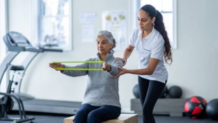 World Physiotherapy Day: वर्क फ्रॉम होम करून हैराण झाला आहात? सतत बसून काम केल्यामुळे वाढतोय पाठदुखीचा धोका