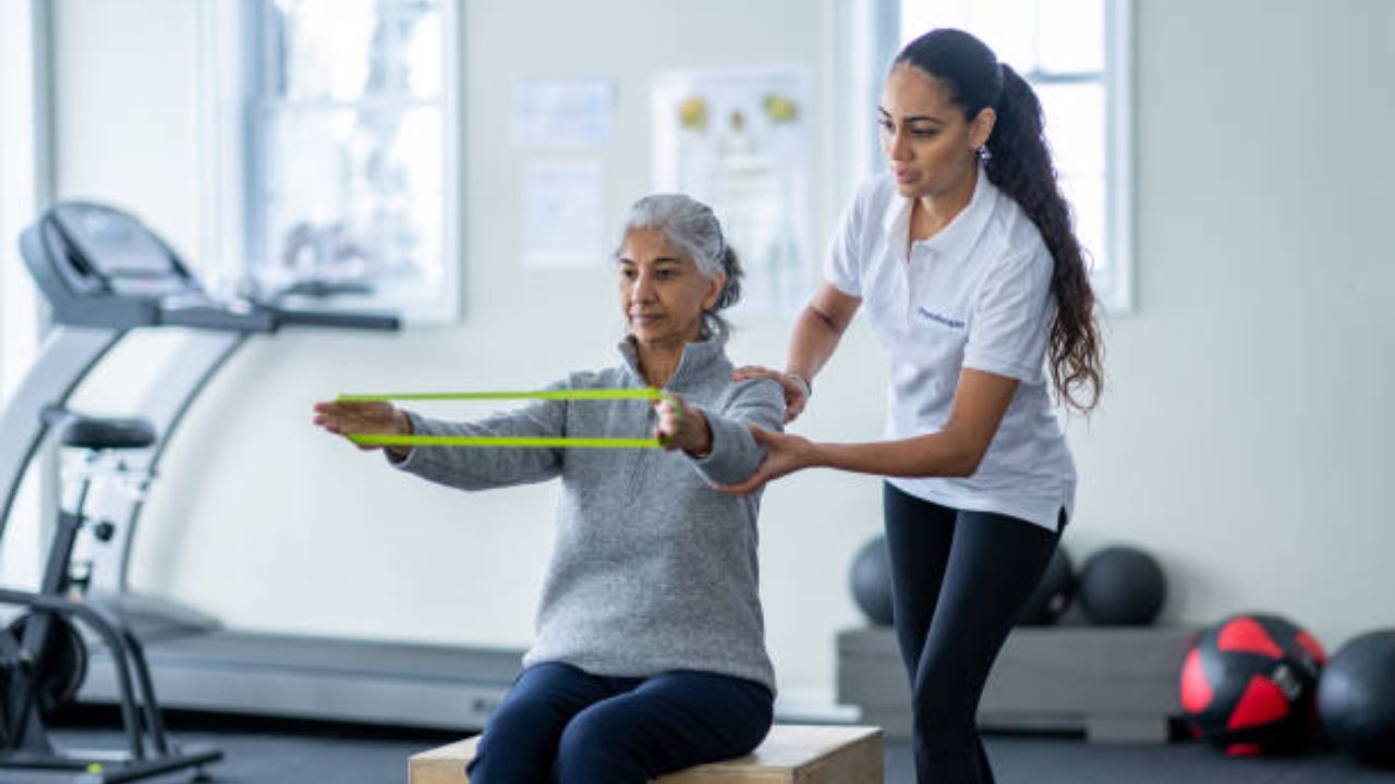 World Physiotherapy Day: वर्क फ्रॉम होम करून हैराण झाला आहात? सतत बसून काम केल्यामुळे वाढतोय पाठदुखीचा धोका