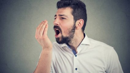 Oral Hygiene: दात घासून सुद्धा तोंडाला घाणीचा वास येतो? मग ‘या’ लक्षणांकडे अजिबात करू नका दुर्लक्ष, इन्फेक्शनमुळे होईल नुकसान