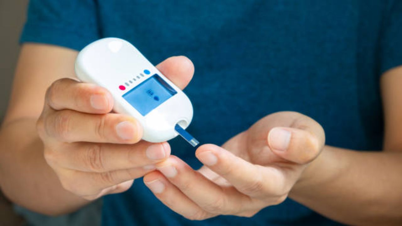 ‘या’ फळांचे सेवन केल्यास वाढू शकतो Diabetes चा धोका, जाणून घ्या फळे खाण्याची योग्य वेळ आणि पद्धत