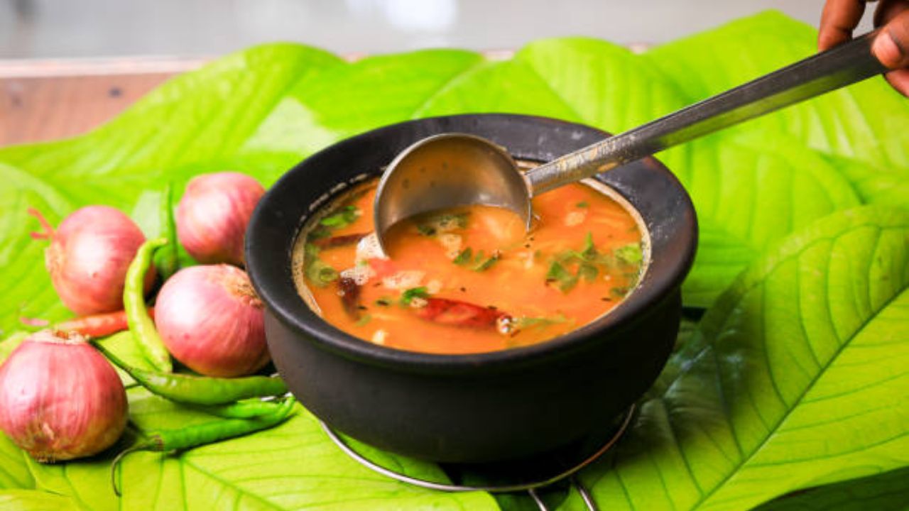 Tomato Rasam: दुपारच्या जेवणासाठी करा आंबट तिखट टोमॅटो रस्सम, घरातील प्रत्येक व्यक्ती आवडीने खाईल पदार्थ