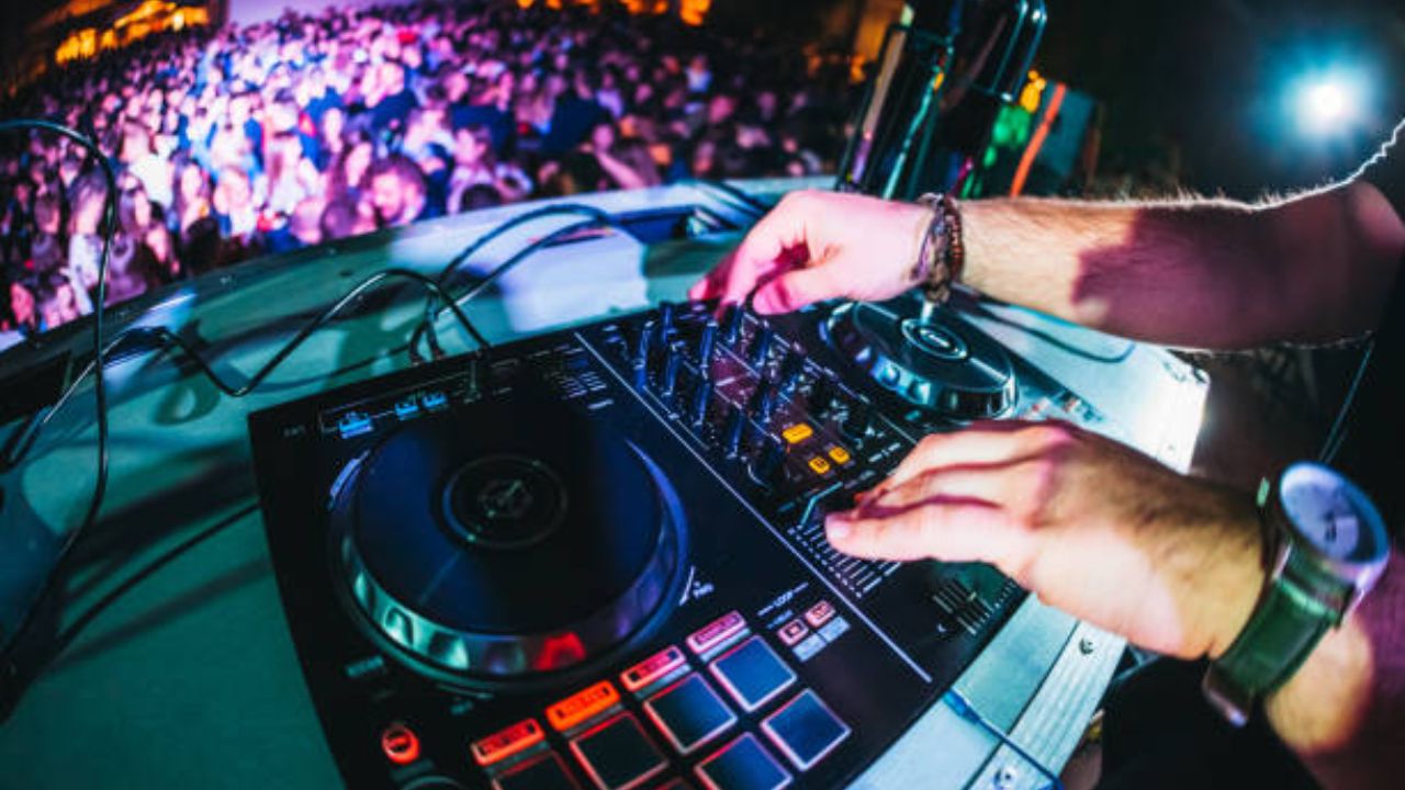 Dj Sound: डीजेच्या कर्कश आवाजाचा हृदयाच्या आरोग्यावर कसा परिणाम होतो? हार्ट अटॅक येण्याआधी दिसून येतात ‘ही’ गंभीर लक्षणे