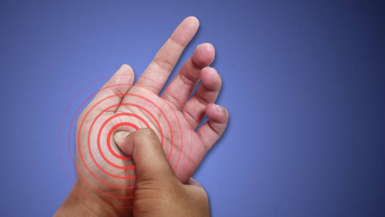 Health Care Tips: झोपेतून उठल्यानंतर हातापायांमध्ये सुन्नपणा जाणवतो? शरीरात दिसून येणाऱ्या ‘या’ लक्षणांकडे अजिबात करू नका दुर्लक्ष