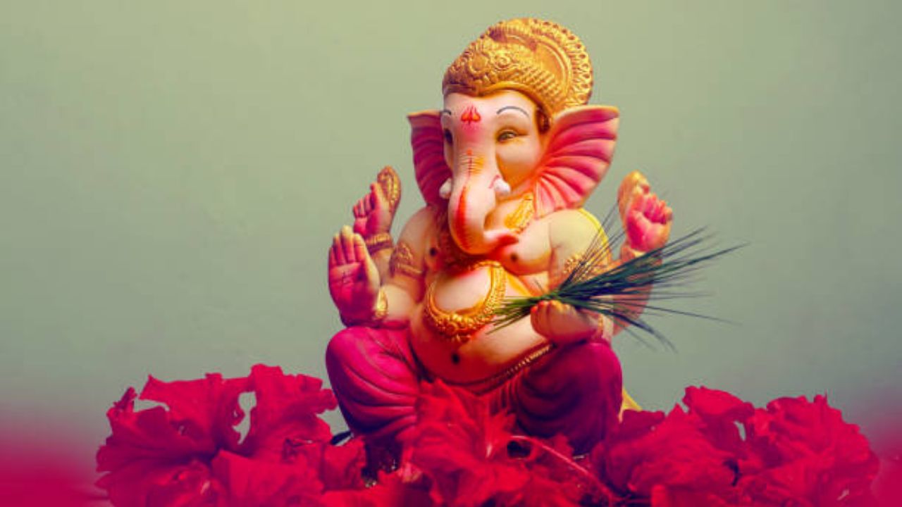 Ganeshotsav 2026: मोदकासारखी गोडी, दुर्वेसारखी शुद्धता…! गणेश चतुर्थीच्या नातेवाईकांना द्या मराठमोळ्या शुभेच्छा