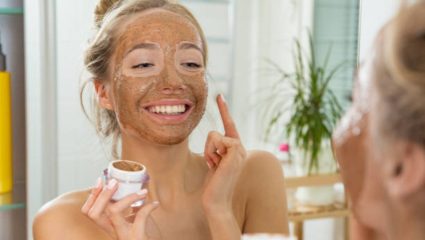 Skin Care: तरुण वयात चेहऱ्यावरील त्वचा सैल झाली आहे? मग स्वयंपाक घरात उपलब्ध असलेल्या ‘या’ पदार्थांचा वापर करून बनवा फेसपॅक