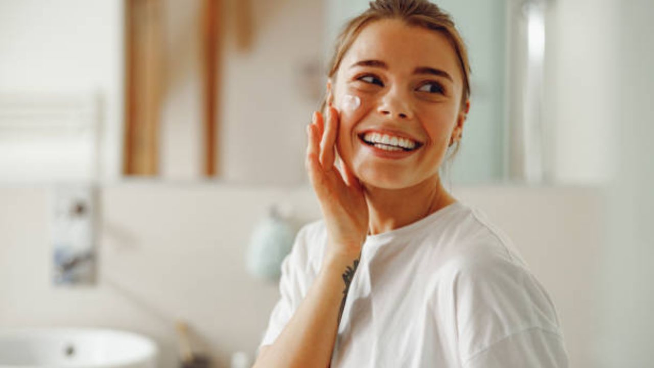 Home Remedies: कोरियन महिलांप्रमाणे डागविरहित त्वचा हवी आहे? मग अंघोळीच्या १० मिनिटं आधी चेहऱ्यावर लावा ‘ही’ पेस्ट