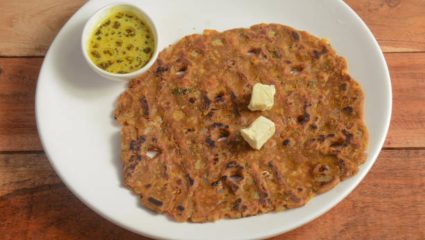 Breakfast Recipe: गोड पदार्थ खाऊन कंटाळा आला आहे? मग १० मिनिटांमध्ये नाश्त्यासाठी बनवा खमंग कुरकुरीत कांद्याचे थालीपीठ