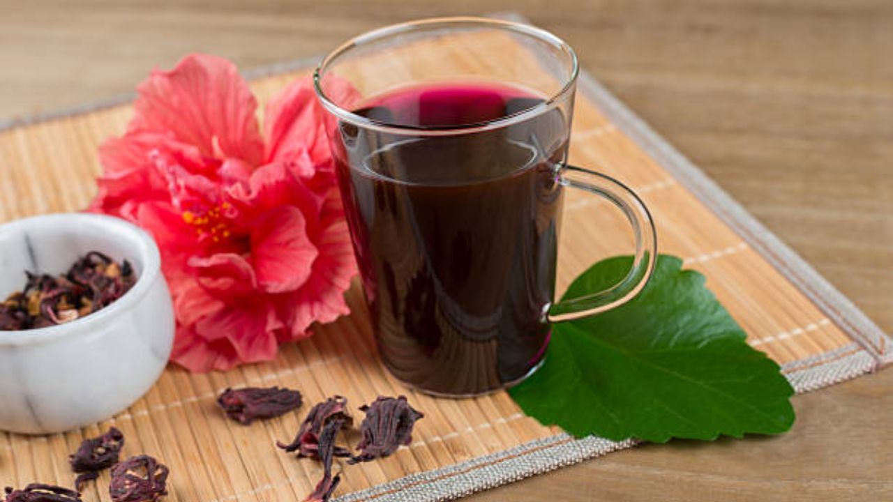 जास्वदींच्या पाकळ्यांचा वापर करून बनवलेला हर्बल चहा नियमित प्यायल्यास अपचनाच्या समस्या उद्भवणार नाहीत. या चहाची चव किंचित आंबट लागते.