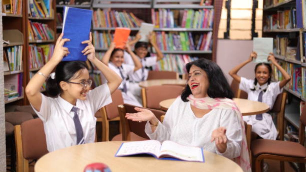 Teachers Day 2026: आधुनिक काळातील शिक्षकांसमोरील आव्हाने! विद्यार्थ्यांना घडविणे हाच स्वधर्म समजने शिक्षकांसाठी गरजेचे