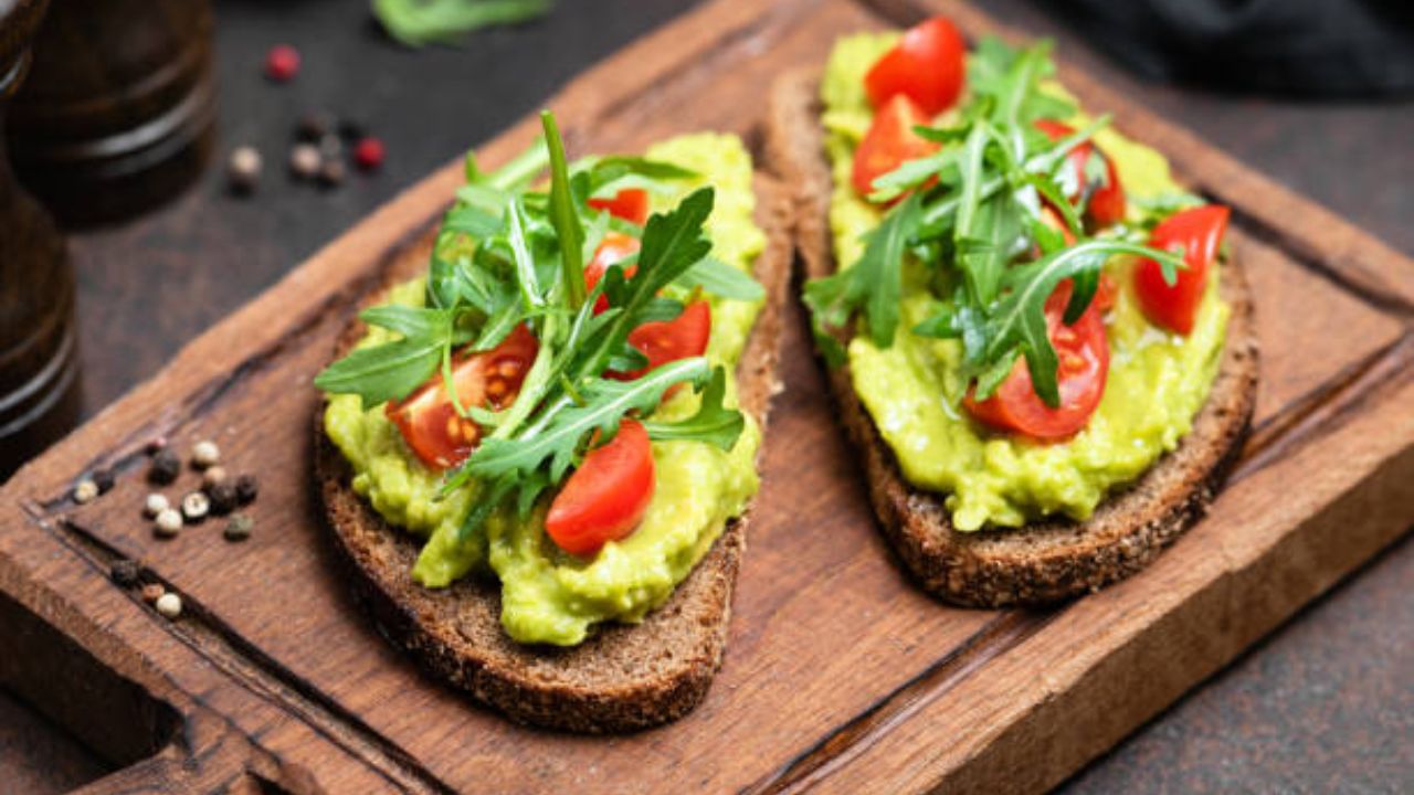 Easy Food Recipe: नाश्त्यात हेल्दी पदार्थ खायचा आहे? १० मिनिटांमध्ये झटपट बनवा चविष्ट Avocado Toast, नोट करून घ्या रेसिपी