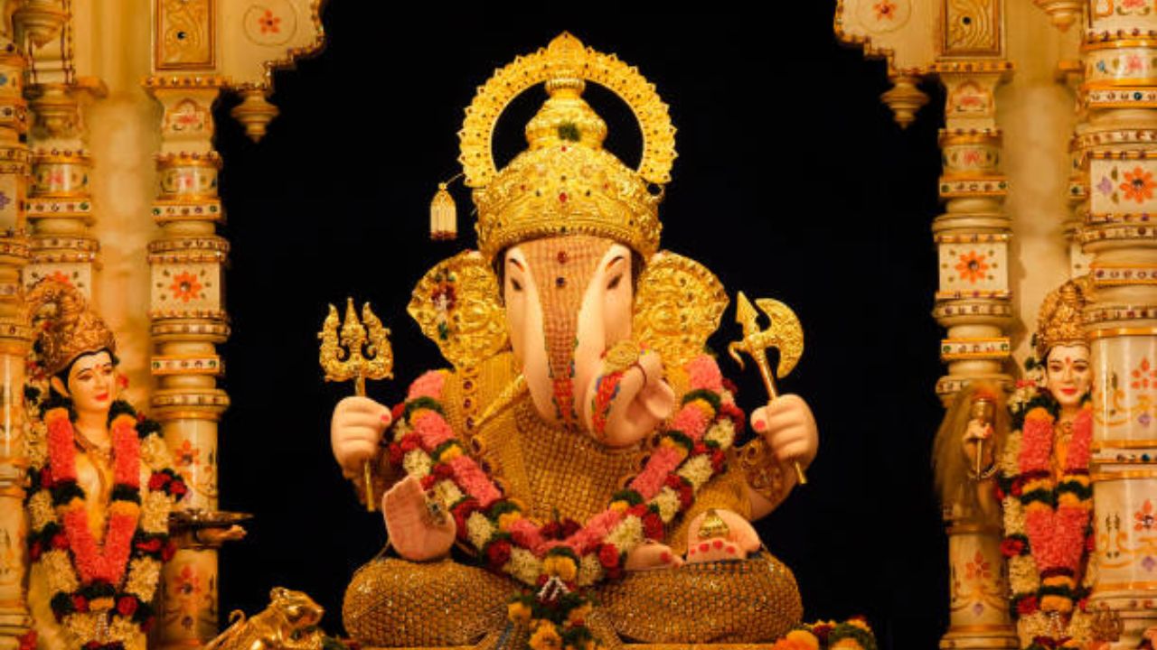 History Of Dagdusheth Halwai Ganpati: दगडूशेठ हलवाई गणपतीचा इतिहास काय? चला तर जाणून घेऊया मूर्तीच्या पोटातील रहस्य