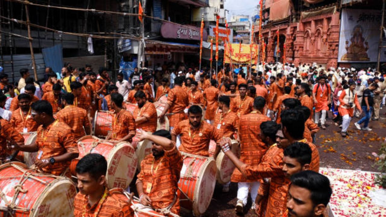 Ganeshotsav 2026: गणेशोत्सवात ढोल-ताशा वाजविण्याची परंपरा कशी झाली सुरु? १९६५ च्या विरोधाशी काय आहे संबंध