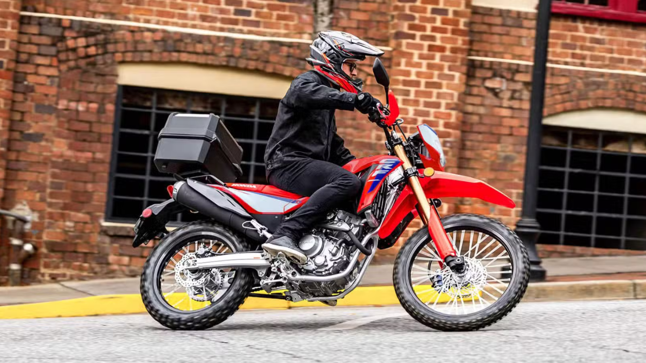 होंडा CRF300L: 286cc लिक्विड-कूल्ड सिंगल-सिलिंडर इंजिन असलेली ही ड्युअल-स्पोर्ट बाइक आहे. 21-इंच फ्रंट आणि 18-इंच रिअर व्हील्स, लाँग-ट्रॅव्हल सस्पेंशन आणि तुलनेने सोपी मेकॅनिकल रचना यामुळे ती शहरातील रस्ते तसेच ऑफ-रोड वापरासाठी योग्य ठरते.