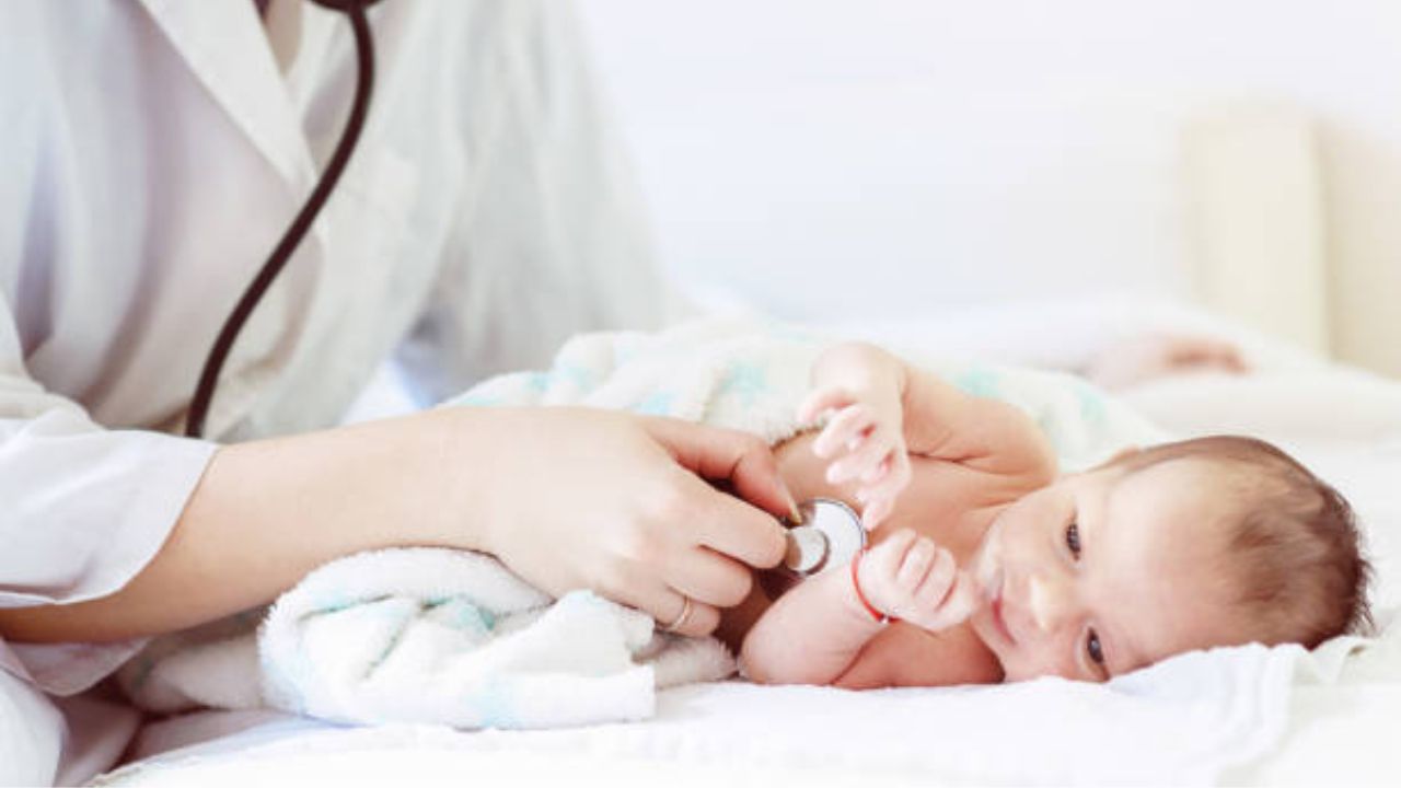 Child Constipation: बाळ शी करताना जोर का लावतं? बद्धकोष्ठता आणि सामान्य कुंथणे यातील जाणून घ्या फरक