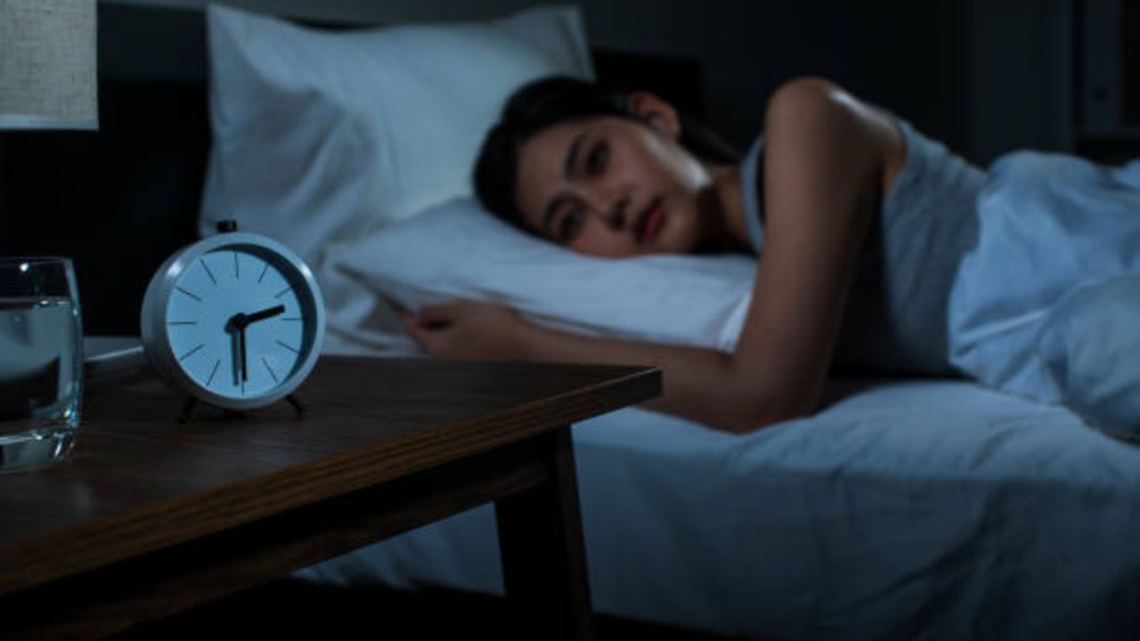 Sleep Talking: झोपेत लोक बडबडतात का करतात? शरीरसंबंधित असू शकतो ‘या’ गंभीर आजाराचा धोका, जाणून घ्या सविस्तर
