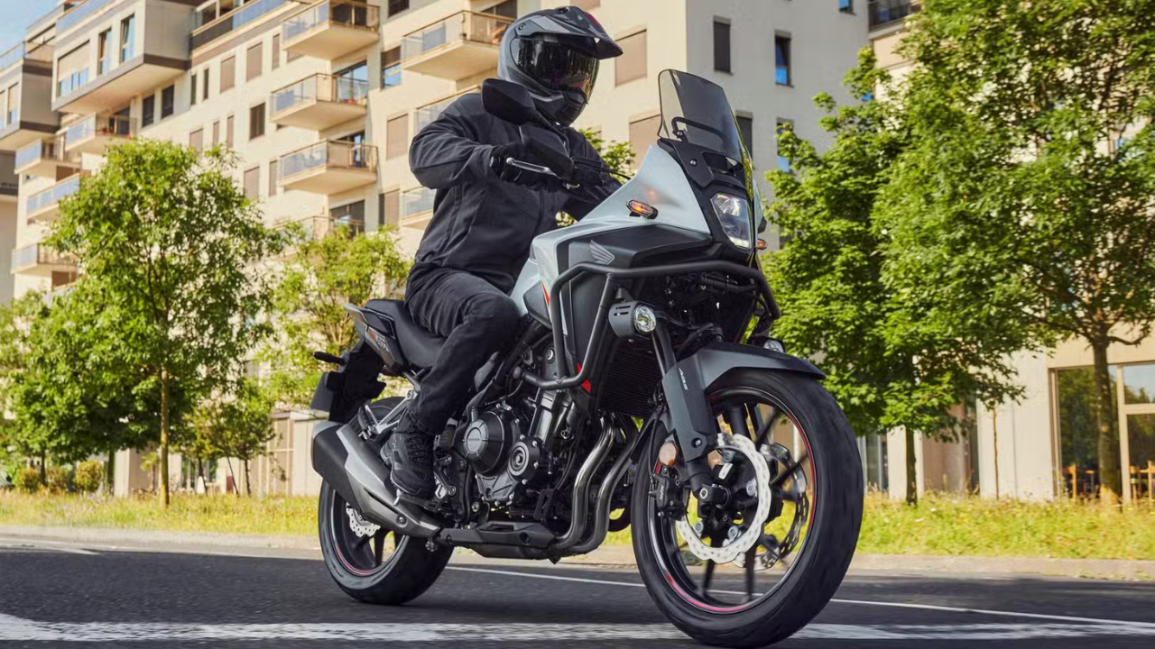होंडा XR650L: 1993 पासून या मॉडेलची मूलभूत ओळख मोठ्या प्रमाणात कायम आहे. 644cc एअर-कूल्ड सिंगल-सिलिंडर इंजिन, लाँग-ट्रॅव्हल सस्पेंशन आणि 21/18-इंच व्हील्ससह ही बाइक साधी पण विविध प्रकारच्या राइडिंगसाठी सक्षम आहे.