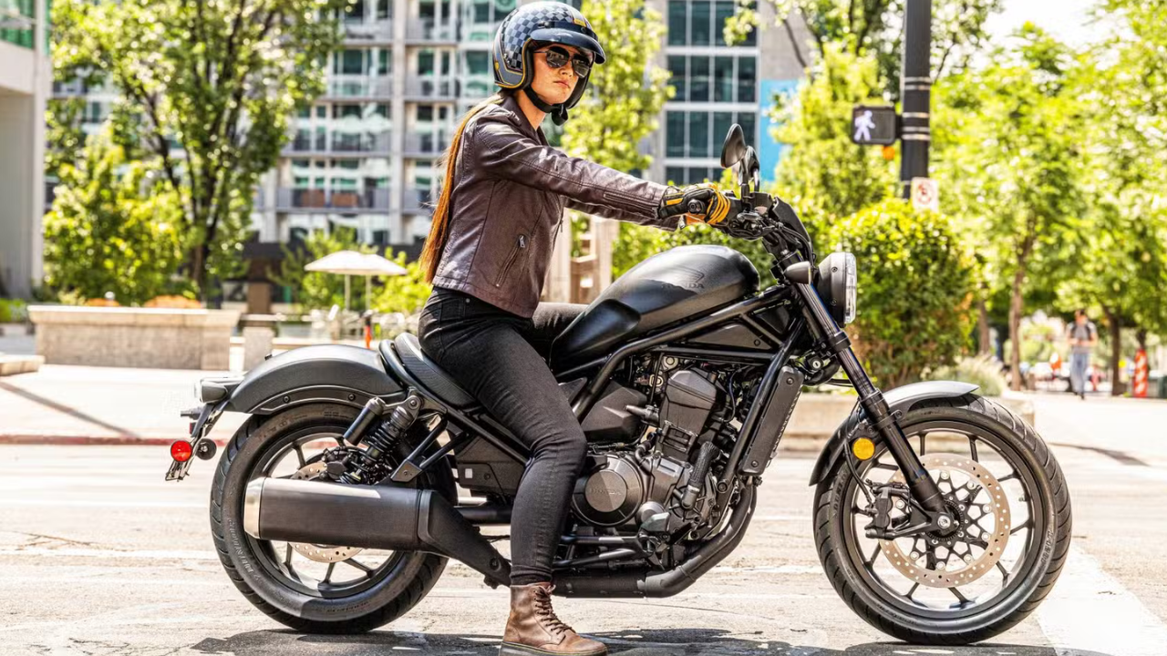 होंडा Transalp: या मिडलवेट ADVमध्ये 755cc लिक्विड-कूल्ड पॅरलल-ट्विन इंजिन, 21-इंच फ्रंट आणि 18-इंच रिअर व्हील्स तसेच लाँग-ट्रॅव्हल सस्पेंशन आहे. त्यामुळे पक्का रस्ता आणि ऑफ-रोड दोन्ही ठिकाणी वापरता येणारी बाइक म्हणून तिची ओळख आहे.