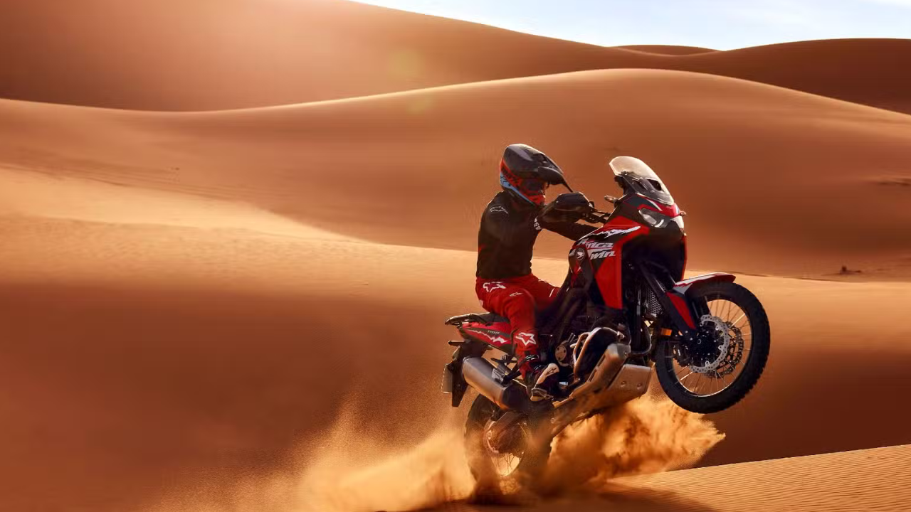 होंडा Africa Twin: 1,084cc लिक्विड-कूल्ड पॅरलल-ट्विन इंजिनसह येणारी Africa Twin लांब पल्ल्याच्या आणि ऑफ-रोड राइडिंगसाठी ओळखली जाते. यात 6-स्पीड मॅन्युअल तसेच DCT पर्याय असून लाँग-ट्रॅव्हल Showa सस्पेंशन आणि 21/18-इंच व्हील सेटअप मिळतो.