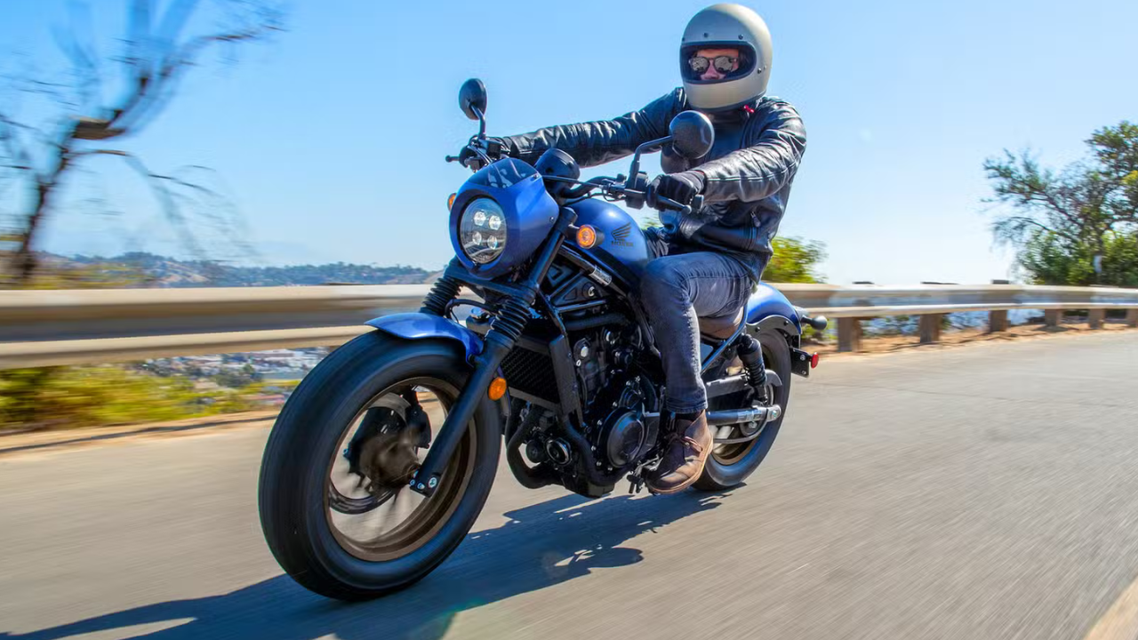 होंडा NX500: CB500Xच्या आधारावर विकसित झालेली ही ADV बाइक आहे. 471cc पॅरलल-ट्विन इंजिन, लाँग-ट्रॅव्हल सस्पेंशन आणि ADV-टूरिंग व्हील सेटअपमुळे शहर, हायवे आणि खराब रस्त्यांवर वापरण्यासाठी तिचे संतुलित स्वरूप दिसते.
