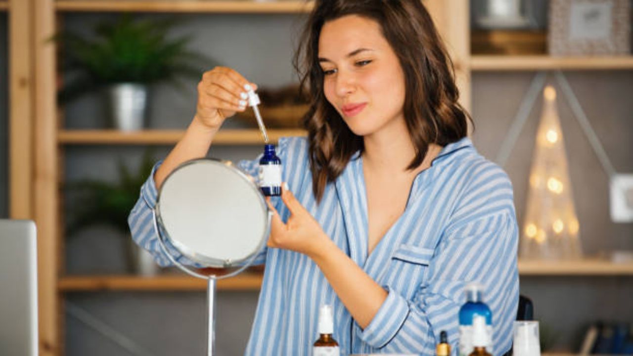Beauty Tips: हजारो रुपये खर्च करून सुद्धा चेहऱ्यावर चमकदार ग्लो येत नाही? मग घरीच ‘या’ पद्धतीने करा होममेड फेशिअल