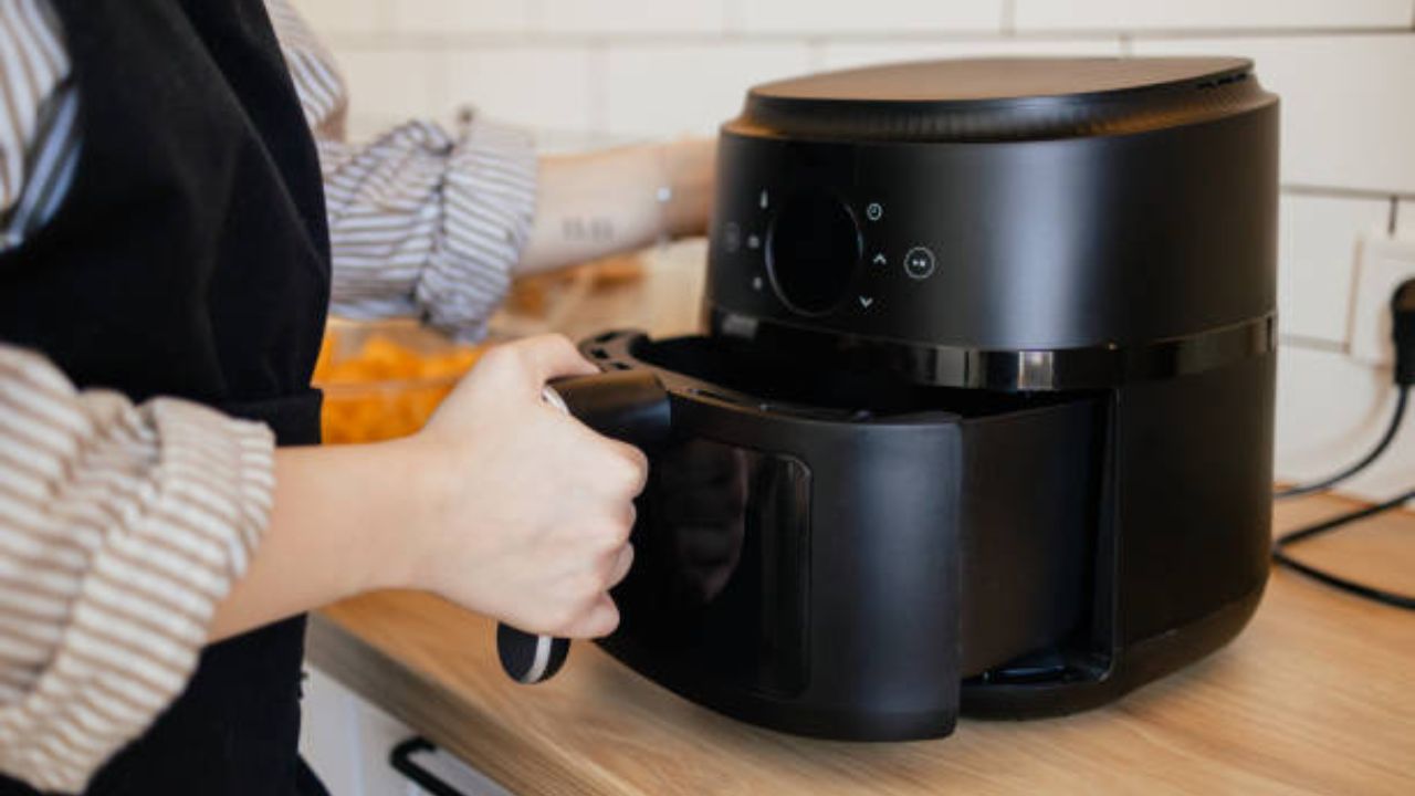 Air Fryer Tips: नवीन एअरफ्रायर घेतलाय? वापरण्याआधी ‘या’ गोष्टींची घ्या आवर्जून काळजी