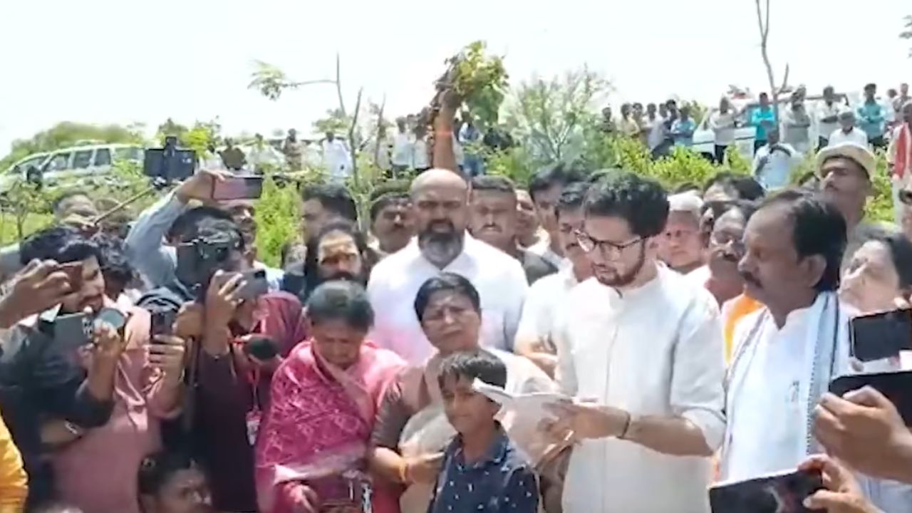 Aditya Thackeray: “शेतकरी संकटात, तातडीने मदत द्या!”; खानापूरमध्ये आदित्य ठाकरेंची पाहणी अन् धीर!
