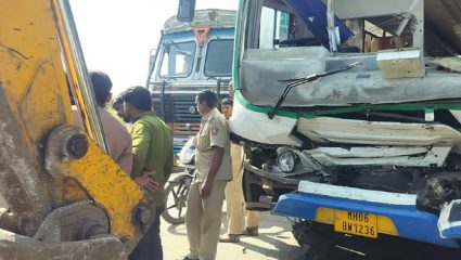 मुखपाठ फाट्याजवळ भीषण अपघात! बसची ट्रेलरला धडक, पुढचा भाग चक्काचूर; जखमींचा आकडाही समोर