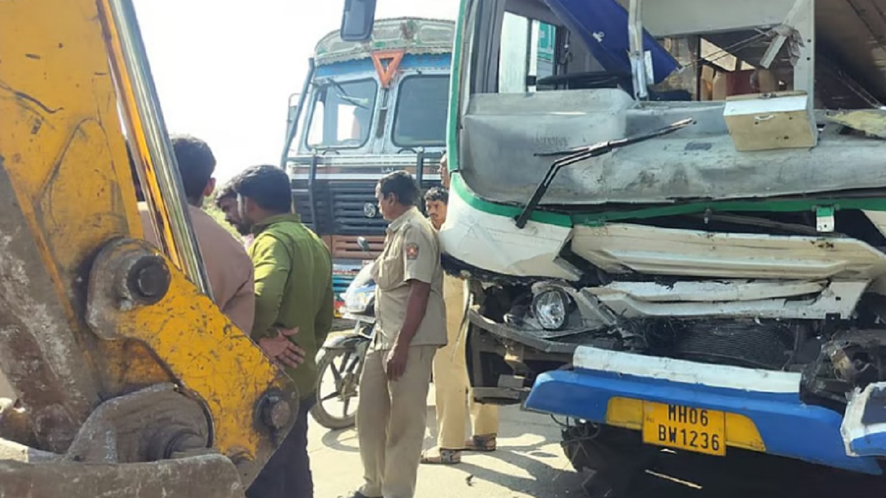 मुखपाठ फाट्याजवळ भीषण अपघात! बसची ट्रेलरला धडक, पुढचा भाग चक्काचूर; जखमींचा आकडाही समोर