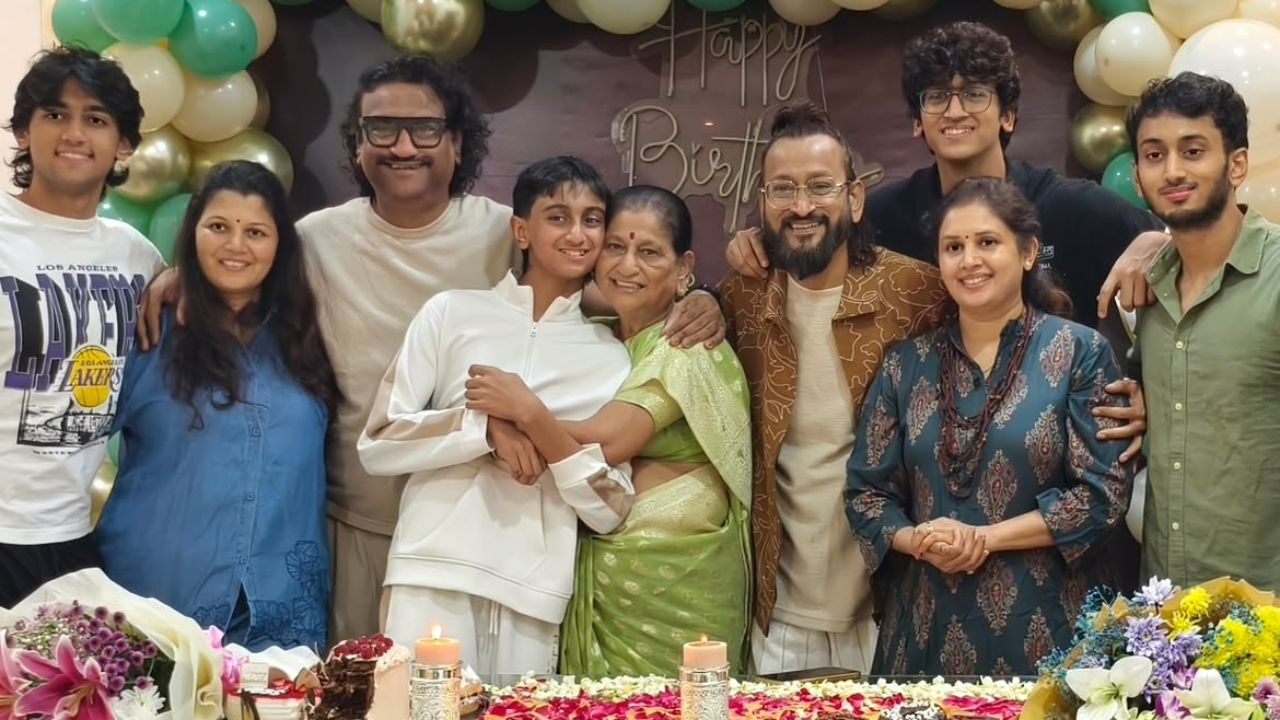 अतुल गोगावले यांच्या वाढदिवसानिमित्त संपूर्ण गोगावले कुटुंब एकत्र आल्याचं पाहायला मिळालं. या खास सेलिब्रेशनचे फोटो सध्या सोशल मीडियावर व्हायरल होत आहेत.