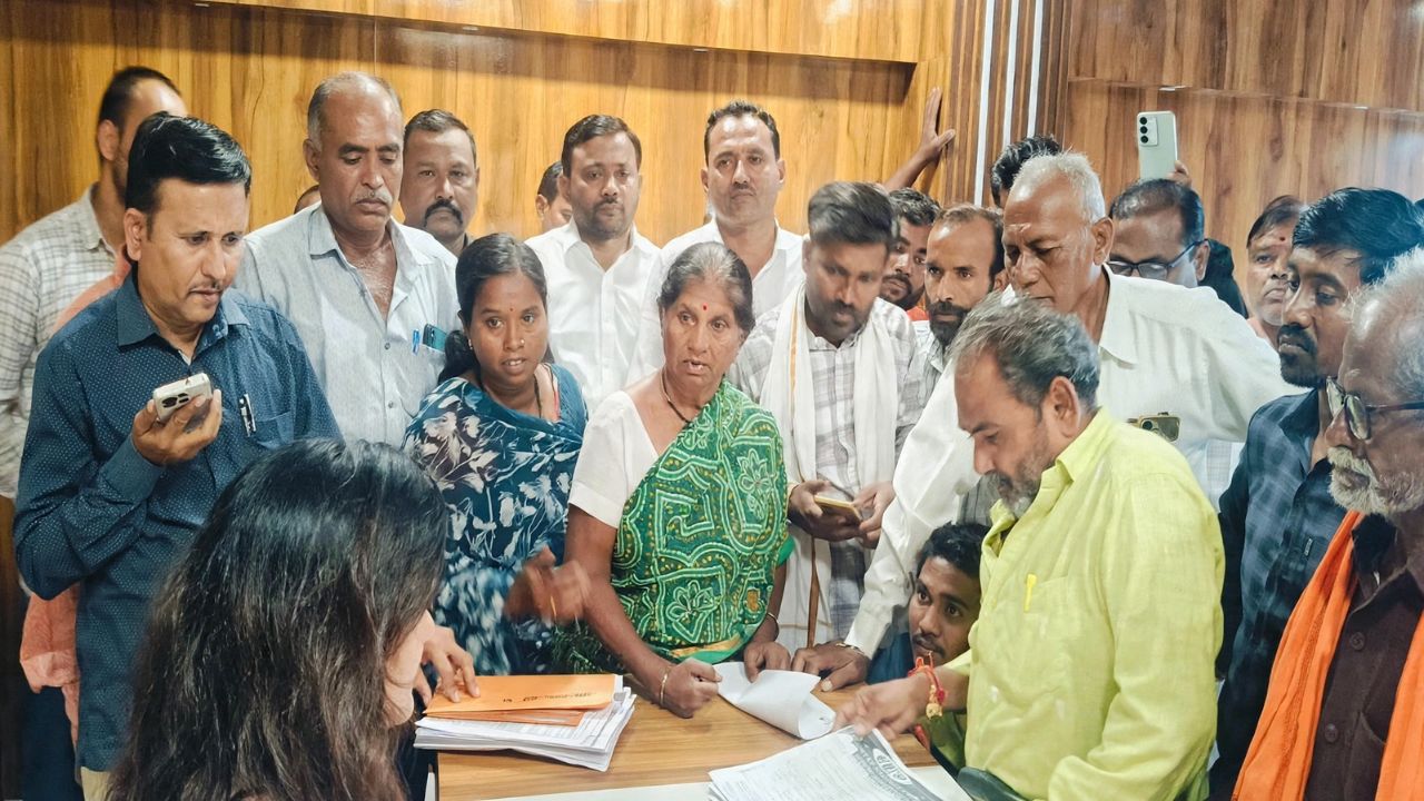 Washim News: दिव्यांगांना थकीत मासिक मानधन लवकरच मिळणार; आ. भावना गवळी यांची जनता दरबारात माहिती