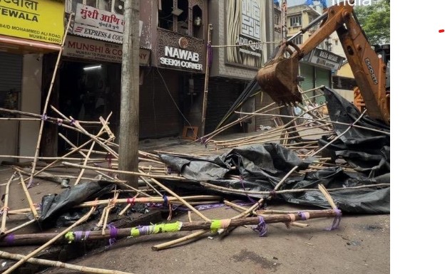 BMC कडून मुलुंडमध्ये ‘Pedestrian First’ मोहिमेअंतर्गत अतिक्रमणाविरोधात कारवाई…