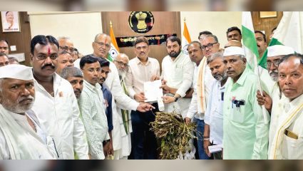 Buldhana News: सोयाबीनची झाडे फेकले जिल्हा कचेरीपुढे, शेतकरी संघटनेचा एल्गार; हेक्टरी १ लाखाच्या नुकसानभरपाईची मागणी