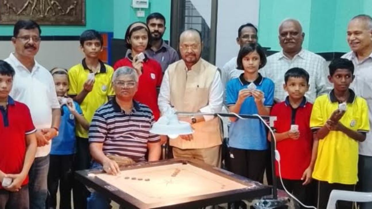 carrom tournament : कांदिवलीत रंगणार महापौर चषक, सराव उपक्रमात 42 खेळाडूंचा सहभाग
