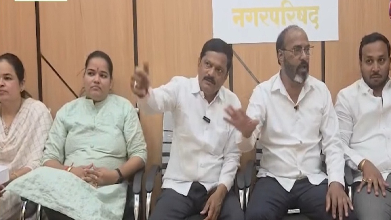 चाकण नगरपरिषदेत वादंग; साहित्य खरेदी आणि निधी वापरावरून विरोधक आक्रमक