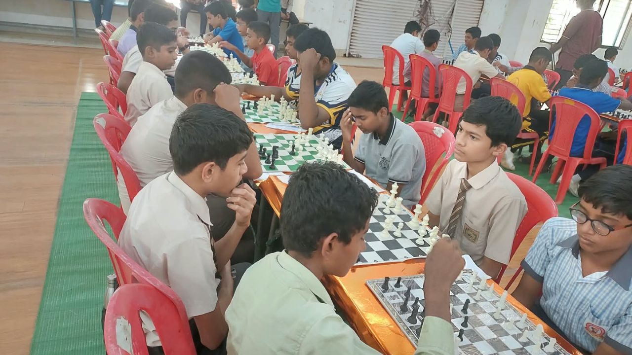 तालुकास्तरीय बुद्धिबळ स्पर्धेत ओतूरच्या ‘चैतन्य’ची बाजी, ६ खेळाडूंची जिल्हास्तरासाठी निवड; चाकण येथे रंगणार स्पर्धा