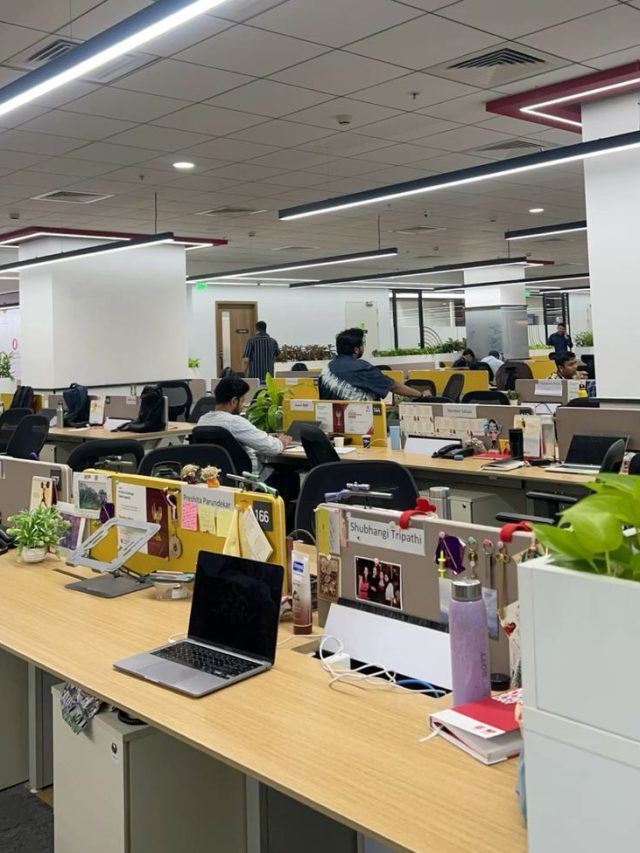 ऑफिसच्या Desk वर या 5 वस्तू ठेवा; Positive Energy साठी कोणती वस्तू कुठल्या दिशेला?