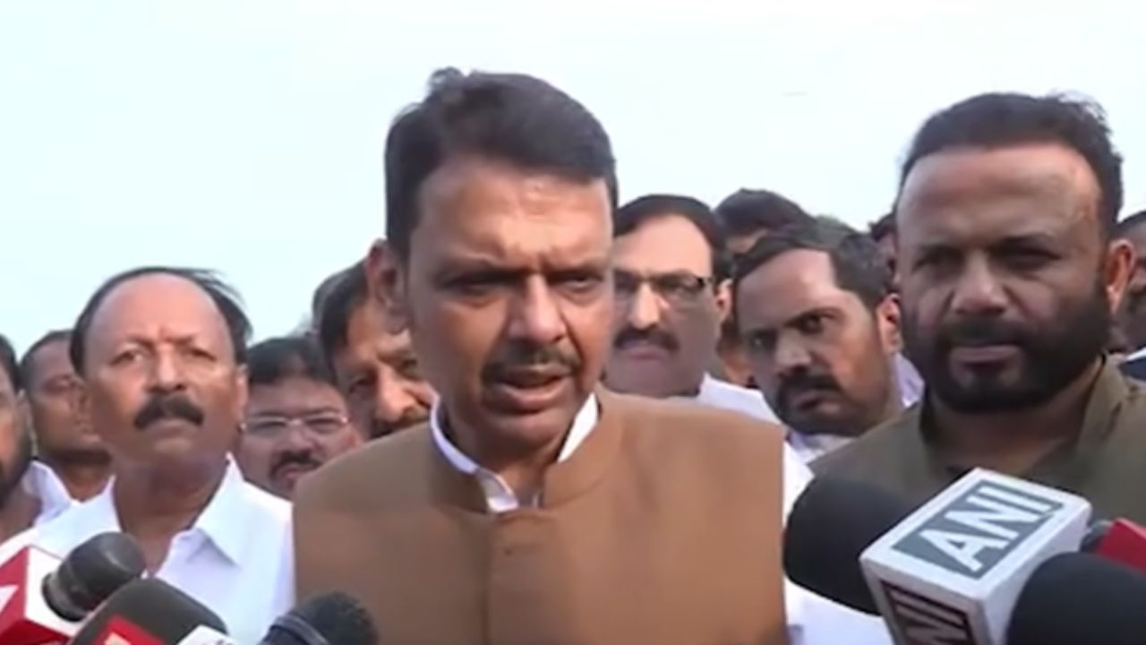Solapur : ‘जखम डोक्याला अन् पट्टी गुडघ्याला’; सोलापुरात विरोधकांवर फडणवीसांचा निशाणा