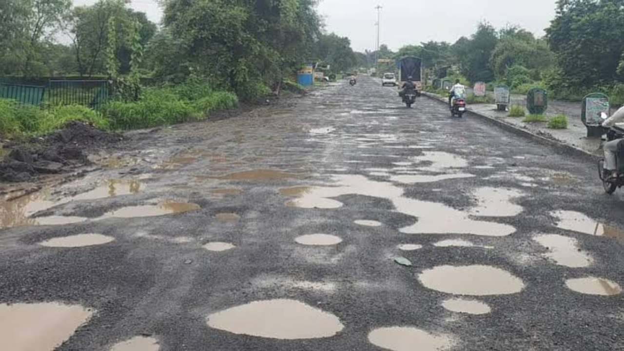 Dahanu Road : खासदार-आमदारांचे ऐकेना प्रशासन? 2 वर्षांपासून रस्त्याची वाट लागल्याने डहाणूत नागरिक रस्त्यावर