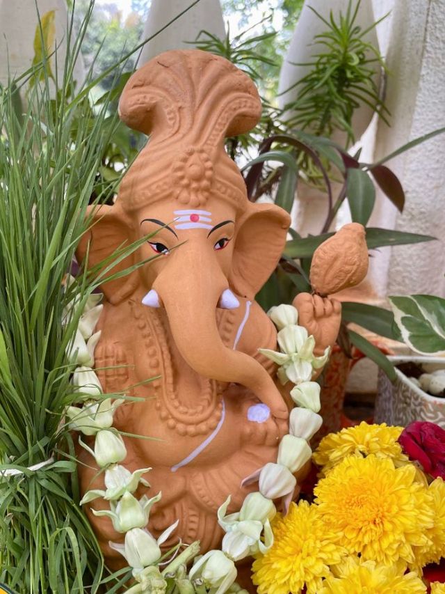 गणपतीला दुर्वा का वाहतात? जाणून घ्या पौराणिक कथा