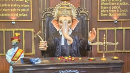 ‘सुप्रीम कोर्ट’ थीमवर गणपतीचा अनोखा दरबार; ‘न्यायमूर्ती गणराया’ देत आहेत दर्शन, Video Viral