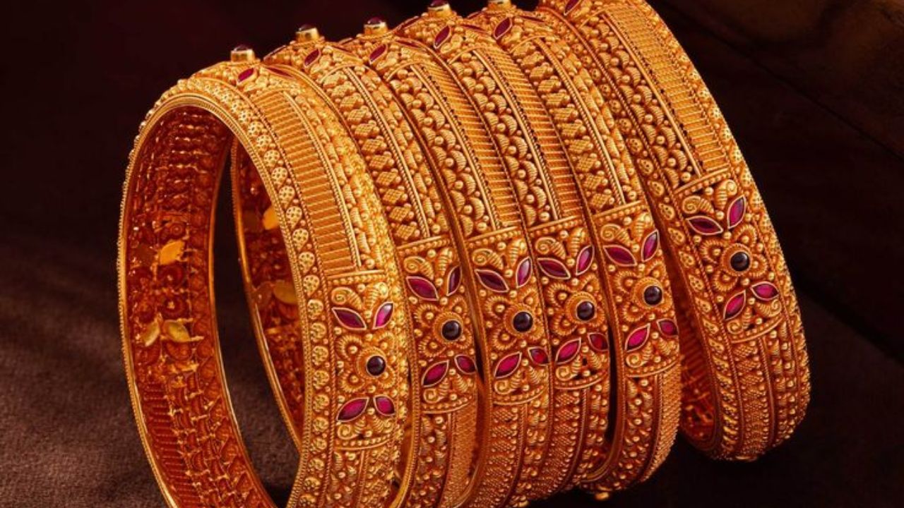 Todays Gold-Silver Price: सोन्याच्या दरात घसरण सुरुच! 24 कॅरेट सोन्याचा भाव 1,48,790 रुपयांवर; चांदीचा भाव 2,39,900 रुपये किलो