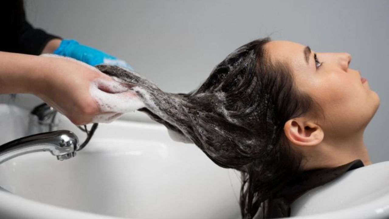 Hair Care: शॅम्पू करूनही स्कॅल्प तेलकट? मग केस धुताना ‘या’ चुका आजच टाळा; जाणून घ्या योग्य पद्धत